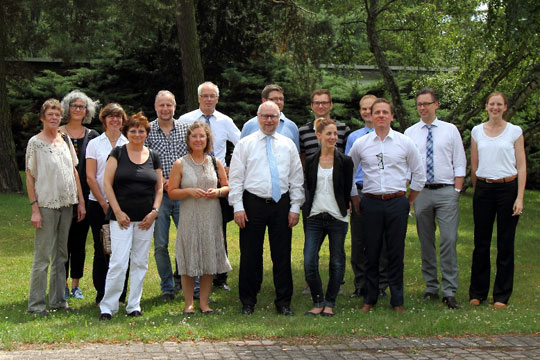 Gruppenfoto Mitarbeiter Züricher Versicherungen und startHAUS Mitarbeiter bei einem Projekt auf dem Alten Friedhof in Offenbach