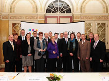 Gruppenfoto bei der Unterzeichnung in Wiesbaden